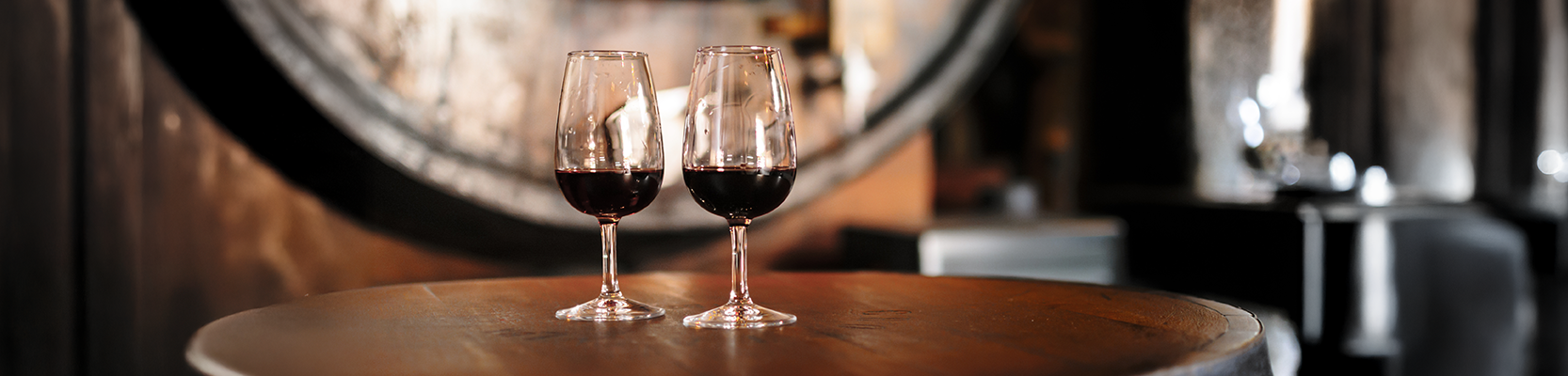 Zwei Rotweingläser.