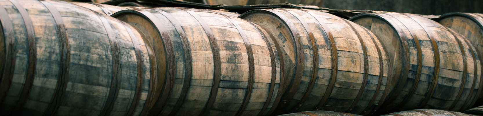 Gebrauchte Barrique Fässer gestapelt