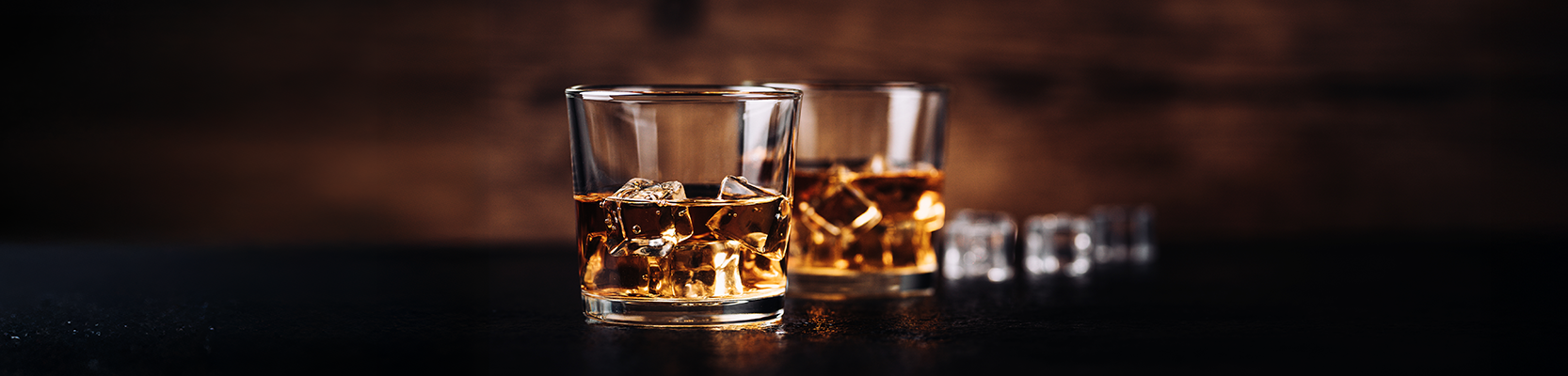 Zwei Gläser Whisky versetzt.