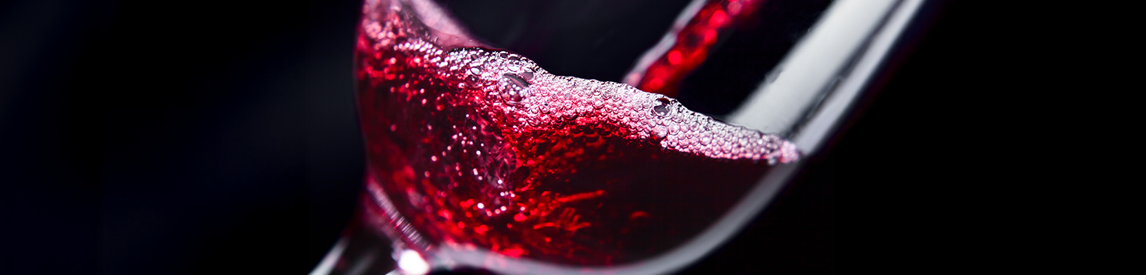 Rotweinglas mit tiefroten Wein