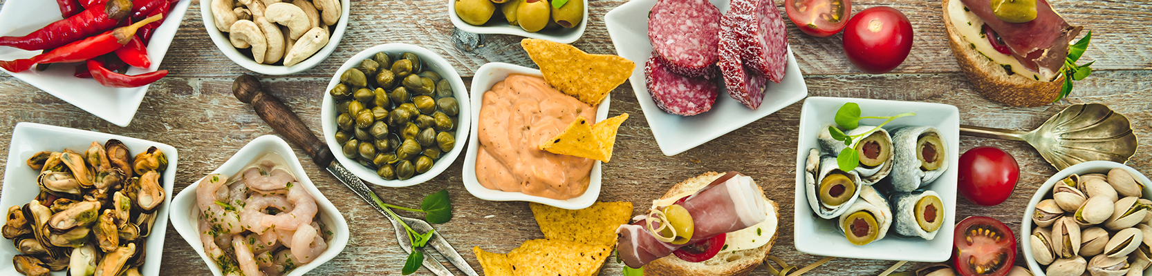 Verschiedene Tapas auf einem Holztisch