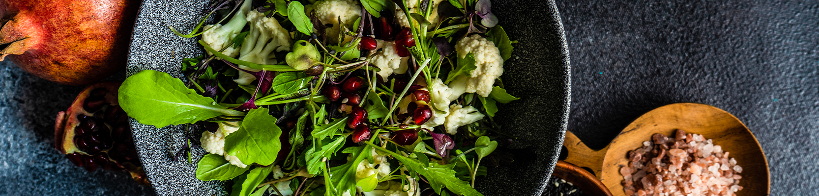 vegetarische Salatbowl auf dunklem Untergrund