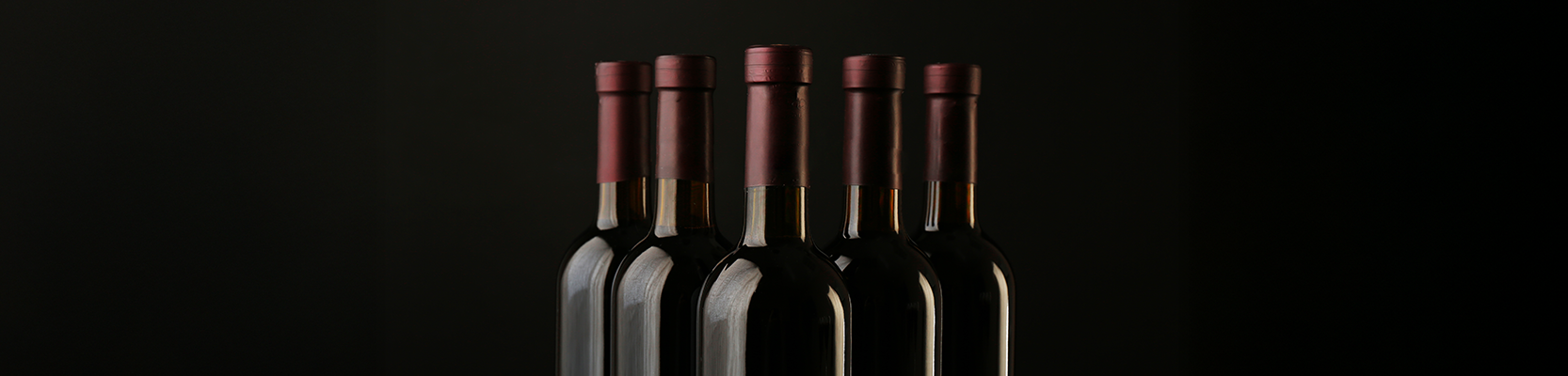 Rotweinflaschen aufgereiht