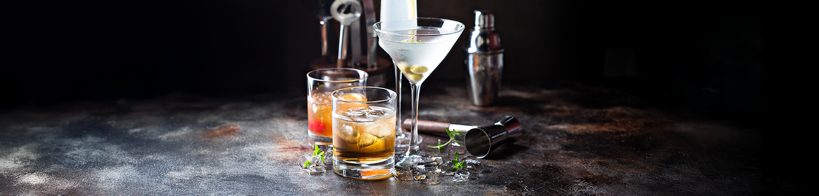 Verschiedene Cocktailgläser und Cocktailshaker.