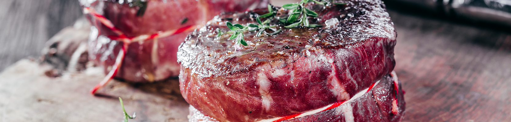 Gebratenes Fleisch vom Wild mit Rosmarin