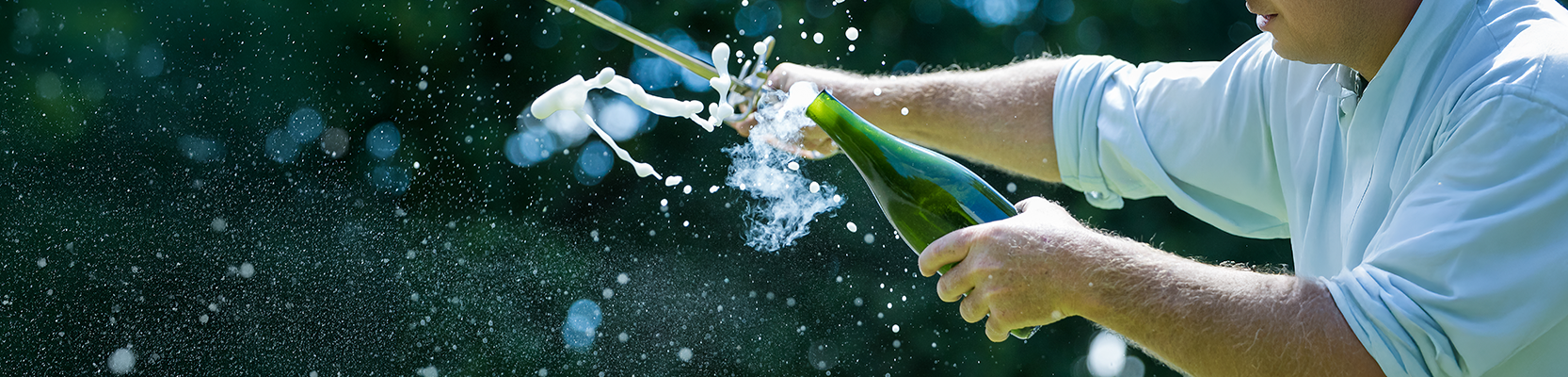 Champagnerflasche die sabriert wird