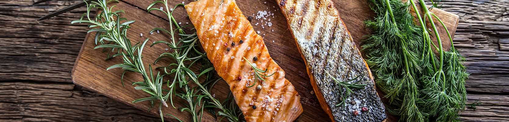 Gebratener Lachs neben Rosmarin