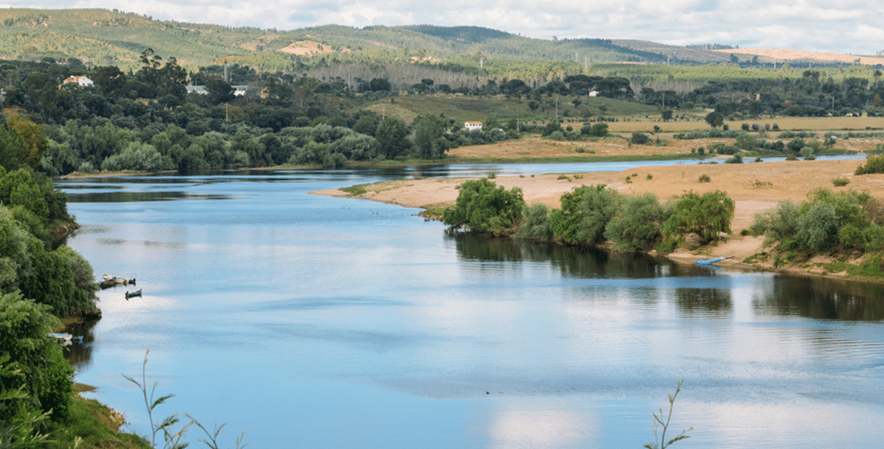 Der Fluss Tejo fließt durch das Weinland Portugal bis nach Spanien