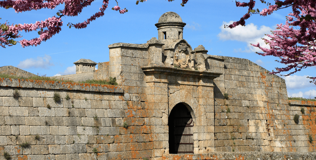 Eine Stadtmauer eines Dorfes in Almeida.