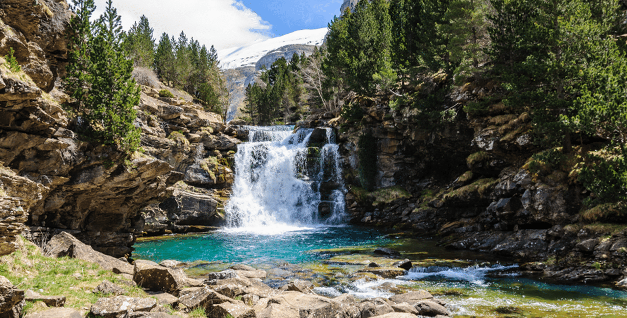 Wasserfall in den Pyrenäen. Neben diesen Naturschauspielen finden sich auch einige Weinanbaugebiete. Unter ihnen Somontano