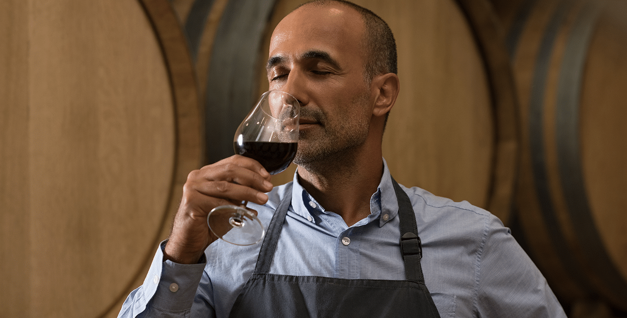 Sommelier riecht sinnlich an Rotwein